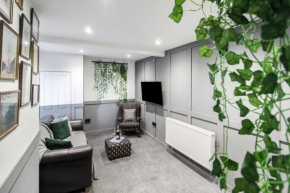 The Church House - 3 Bedroom House with Free Parking